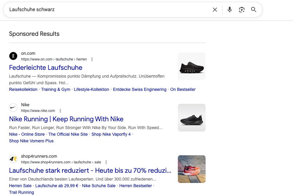 Drei Suchanzeigen im Google-Suchergebnis für „Laufschuhe schwarz", jeweils mit Headline, Description, Sitelinks unter der Anzeige und einem Bild-Asset rechts